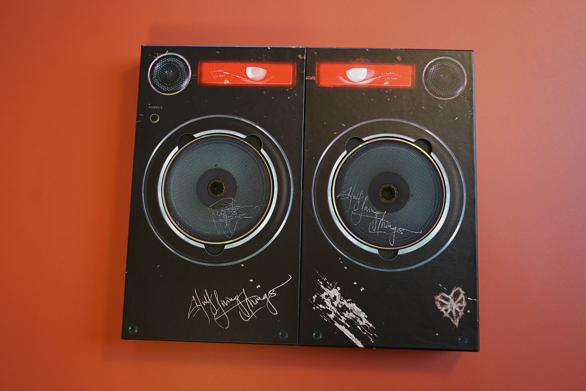 The two CDs are mountes as the speakers in the boombox design