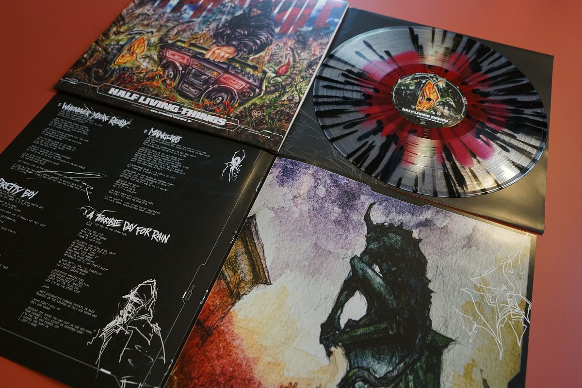 Splatter colour vinyl, lp sleeve and 8 page booklet